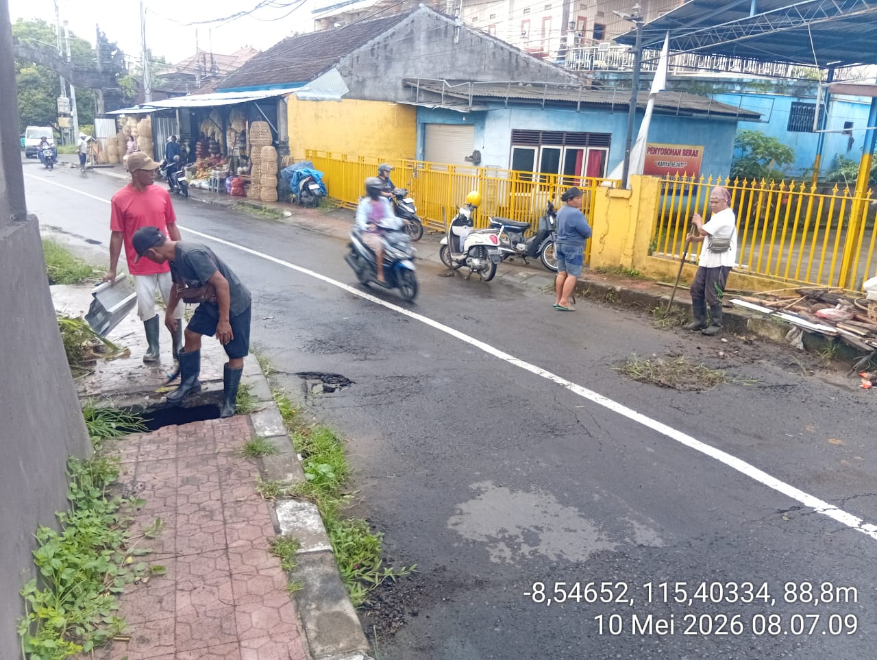 Sinergi Jaga Kebersihan Lingkungan, Tim Gabungan Bersihkan Jalan Nandini Kamasan