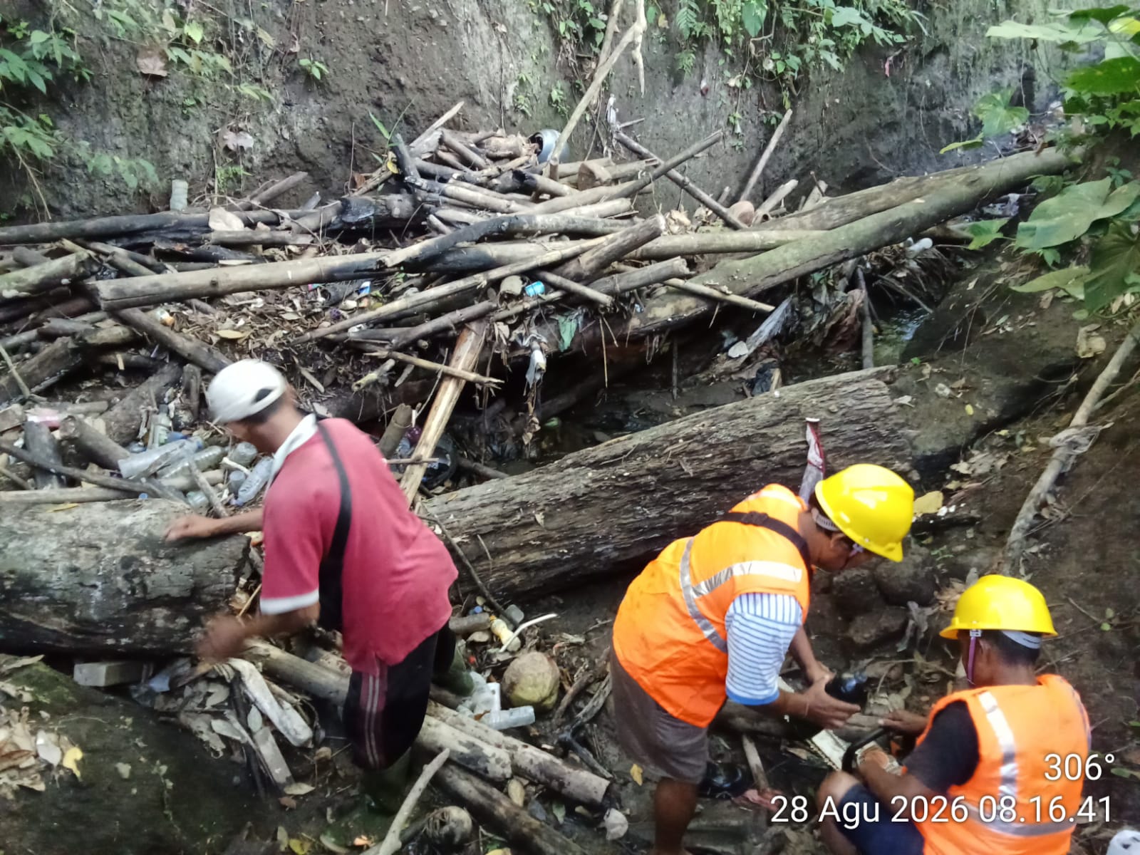 Jaga Fungsi Jaringan Irigasi DI Pau, Dinas PUPRPKP Laksanakan Pemeliharaan Berkala Bersama Kelihan Subak Pau