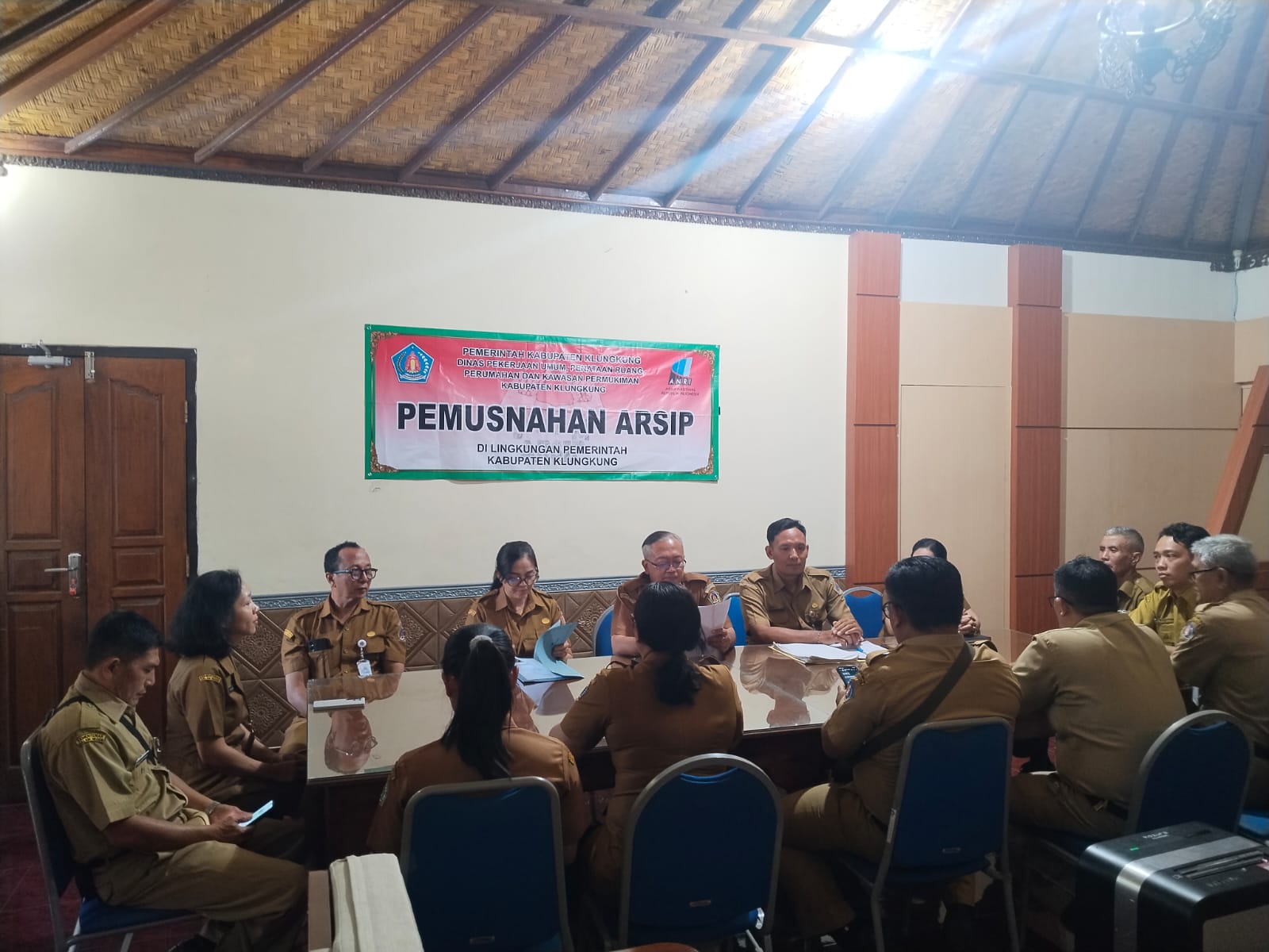 DINAS PEKERJAAN UMUM, PENATAAN RUANG, PERUMAHAN DAN KAWASAN PEMUKIMAN KABUPATEN KLUNGKUNG LAKSANAKAN PEMUSNAHAN ARSIP